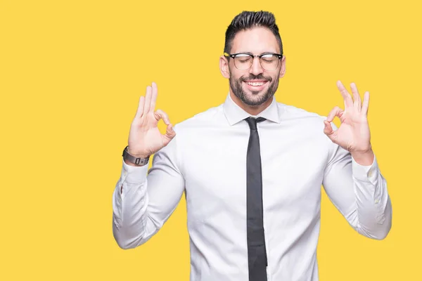 Joven Hombre Negocios Guapo Con Gafas Sobre Fondo Aislado Relajarse — Foto de Stock