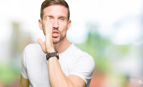 Tampan Pria Mengenakan Kaos Putih Kasual Tangan Mulut Menceritakan Rumor — Stok Foto