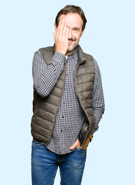Bliski Wiek Przystojny Mężczyzna Ubrany Kamizelki Zimowe Obejmujące Jedno Oko — Zdjęcie stockowe