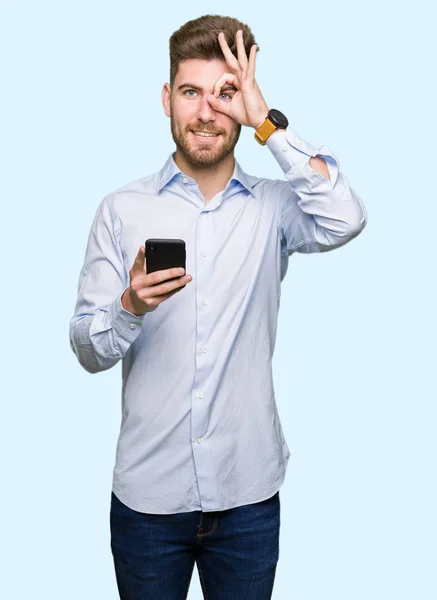 Joven Hombre Guapo Negocio Usando Teléfono Inteligente Con Cara Feliz — Foto de Stock