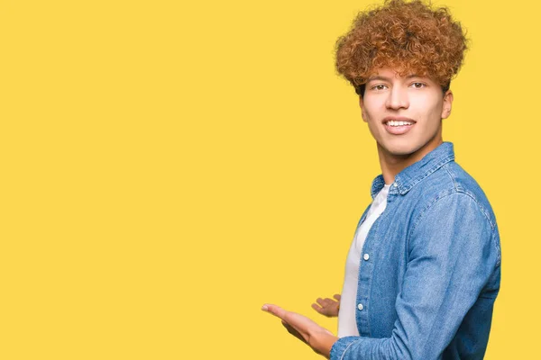 Jovem Homem Bonito Com Cabelo Afro Usando Casaco Ganga Convidando — Fotografia de Stock