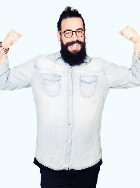 Homem Jovem Hipster Com Cabelos Longos Barba Vestindo Óculos Mostrando — Fotografia de Stock