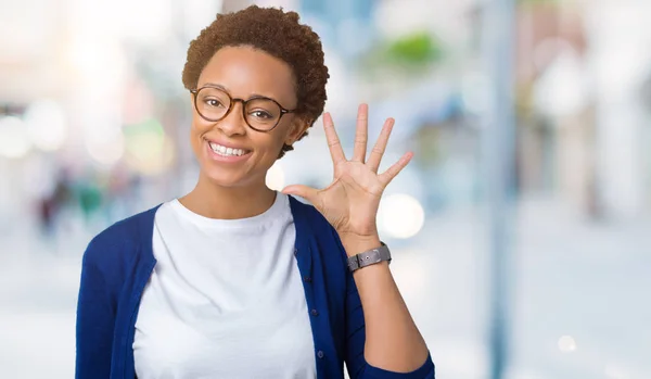 Unga Vackra Afroamerikanska Kvinnan Bär Glasögon Över Isolerade Bakgrund Visar — Stockfoto