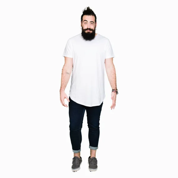 Jeune Homme Hipster Aux Cheveux Longs Barbe Portant Shirt Blanc — Photo