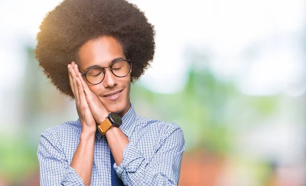 Jovem Homem Negócios Afro Americano Com Cabelo Afro Vestindo Óculos — Fotografia de Stock