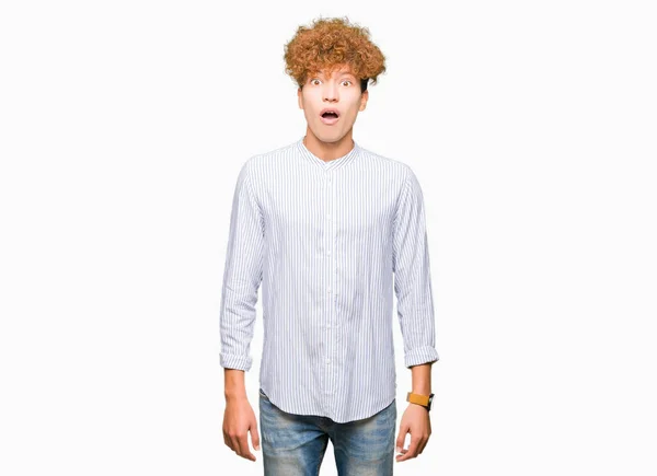 Молодой Привлекательный Бизнесмен Афроволосами Элегантной Рубашке Напуганный Потрясенный Удивлением Страхом — стоковое фото