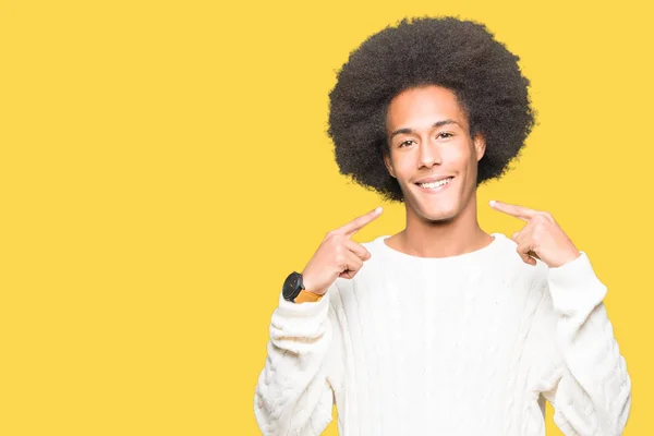 Joven Afroamericano Con Pelo Afro Vistiendo Suéter Invierno Sonriendo Confiado — Foto de Stock