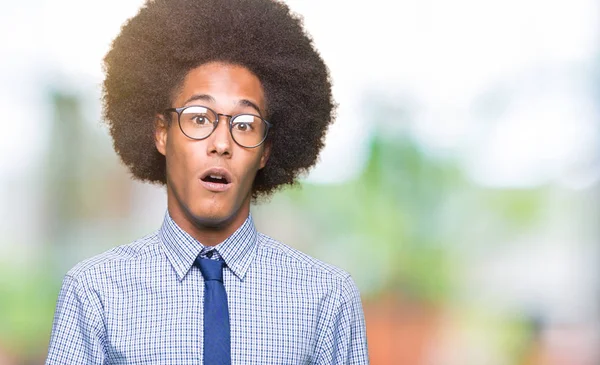 Mladí Africké Americké Obchodní Muž Afro Vlasy Nosit Brýle Šoku — Stock fotografie
