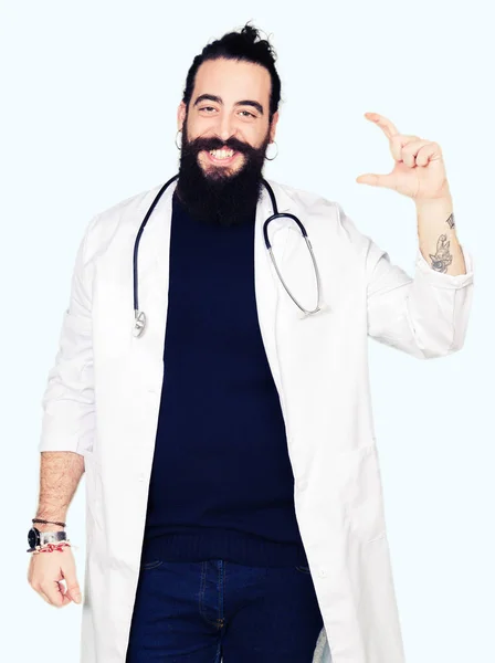 Ärztin Mit Langen Haaren Arztkittel Und Stethoskop Lächelnd Und Selbstbewusst — Stockfoto