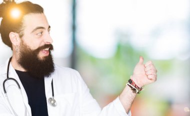 Yanına bir jest yapıyorsun gülümseyen Doktor tıbbi ceket ve gurur, seyir stetoskop uzun saçlı yaşasın