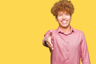 Afro saçlı Genç yakışıklı iş adamı tebrik ve davetkar olarak dost sunan el sıkışması gülümseyen. Başarılı iş.