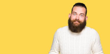 Kış kazak clueless ve şaşkın bir ifadeyle kollar ve eller kaldırdı giyen genç hipster adam. Şüphe kavramı.