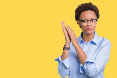 Genç güzel Afro-Amerikan iş kadını izole üzerinde arka plan Clapping ve mutlu ve neşeli, gururlu gülümseyen birlikte eller alkış