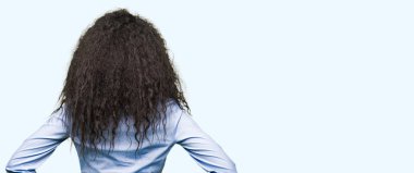 Kıvırcık saçları geriye doğru uzakta silah ile vücut üzerinde seyir ayakta gözlüklü genç güzel iş kız