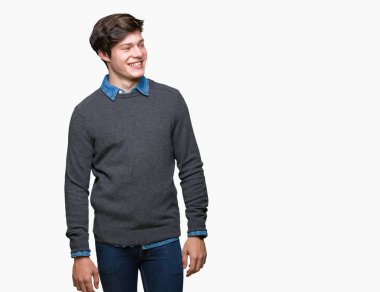 Genç yakışıklı zarif adam izole arka plan uzak tarafına yüzünde, doğal ifade gülümseme ile arıyorum. Kendine güvenen gülüyor.