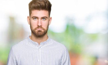 Yakışıklı delikanlı depresif ve kızgın ve korkmuş ağlıyor sıkıntı için endişeleniyorum. Üzgün ifade.