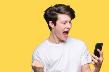 Genç adam akıllı telefon gurur çığlık ve zafer ve başarı çok heyecanlı, kutluyor izole arka plan üzerinde kullanarak duygu tezahürat