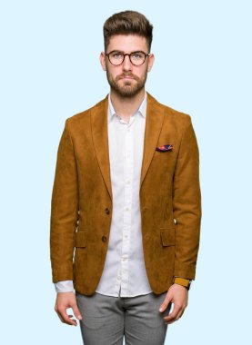 Depresif gözlüklü genç yakışıklı iş adamı ve sıkıntı, kızgın ve korkmuş ağlıyor için endişe. Üzgün ifade.