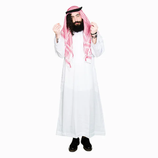 伝統的なクーフィーヤを着て長い髪を持つアラビアン ビジネス男スカーフ手でやってお金ジェスチャー給与支払い 億万長者のビジネスを求めて — ストック写真