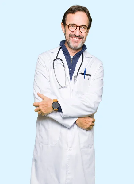 Yakışıklı Orta Yaş Doktor Adam Yüzünde Mutlu Güzel Bir Gülümseme — Stok fotoğraf