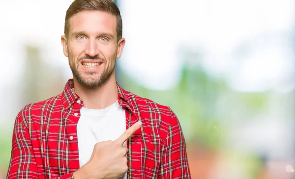 Beau Homme Portant Une Chemise Décontractée Gaie Avec Sourire Visage — Photo