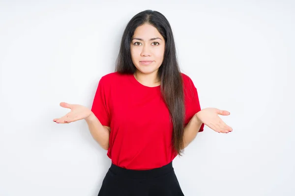 Mulher Morena Bonita Vestindo Camiseta Vermelha Sobre Fundo Isolado Expressão — Fotografia de Stock