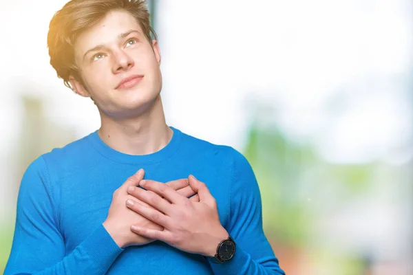Pemuda Tampan Mengenakan Sweater Biru Atas Latar Belakang Yang Terisolasi — Stok Foto