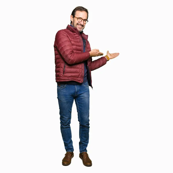 Hombre Guapo Mediana Edad Con Gafas Abrigo Invierno Invitar Entrar — Foto de Stock