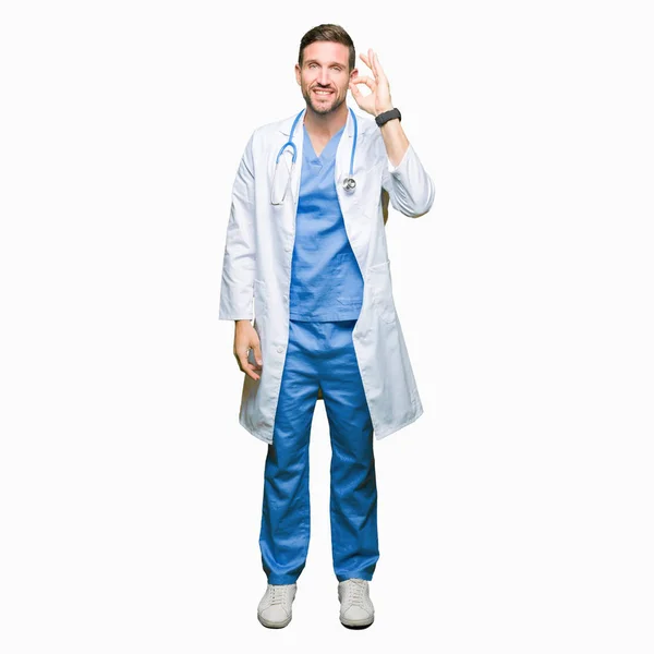 Knappe Dokter Man Dragen Van Medische Uniform Geïsoleerde Achtergrond Glimlachend — Stockfoto