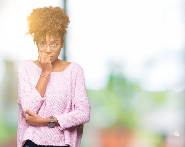 Linda Jovem Afro Americana Vestindo Óculos Sobre Fundo Isolado Olhando — Fotografia de Stock