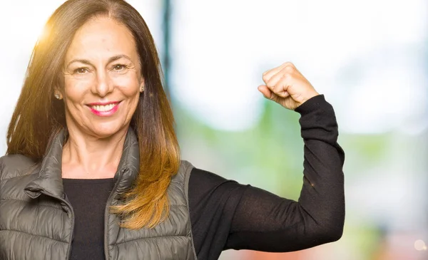 Mooie Middelbare Leeftijd Vrouw Dragen Van Winter Vest Sterke Persoon — Stockfoto