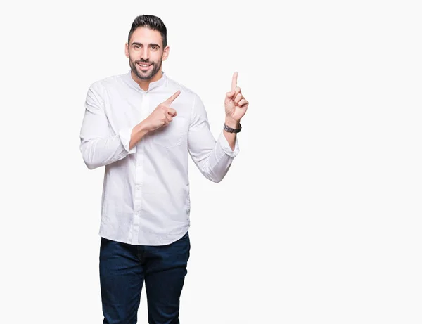 Joven Hombre Negocios Sobre Fondo Aislado Sonriendo Mirando Cámara Apuntando — Foto de Stock