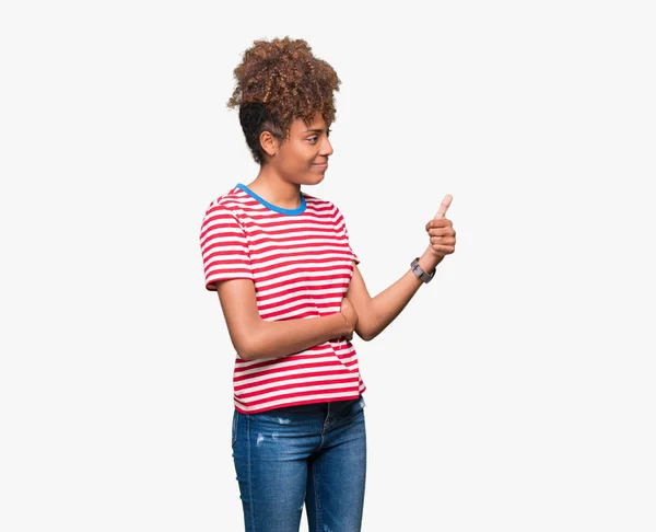 Linda Jovem Afro Americana Sobre Fundo Isolado Olhando Orgulhoso Sorrindo — Fotografia de Stock