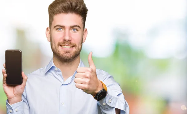 Jovem Homem Bonito Negócio Mostrando Tela Smartphone Feliz Com Grande — Fotografia de Stock