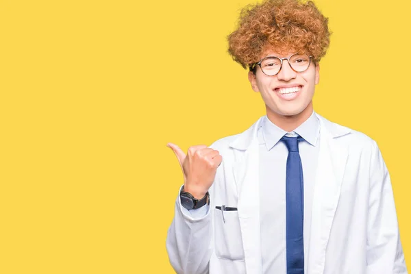 Junger Gut Aussehender Wissenschaftler Mit Brille Der Mit Glücklichem Gesicht — Stockfoto