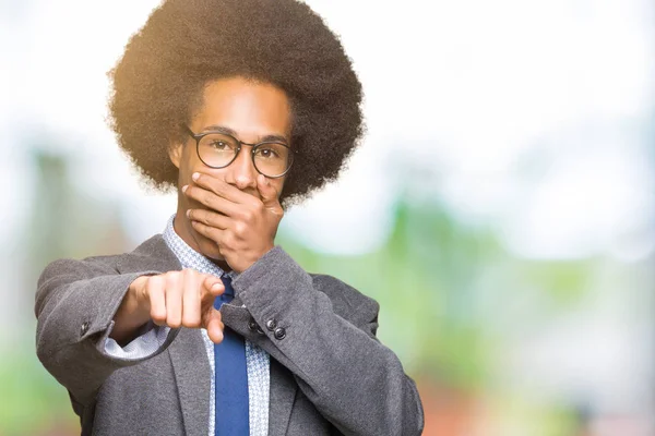 Joven Hombre Negocios Afroamericano Con Cabello Afro Usando Gafas Riéndose —  Fotos de Stock