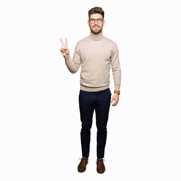 Молодой Привлекательный Бизнесмен Очках Показывает Показывает Пальцами Номер Два Улыбаясь — стоковое фото