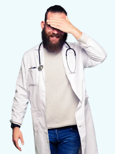 Joven Médico Rubio Con Barba Vistiendo Abrigo Médico Sonriendo Riendo —  Fotos de Stock