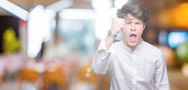 Joven Hombre Negocios Guapo Sobre Fondo Aislado Enojado Loco Levantando — Foto de Stock