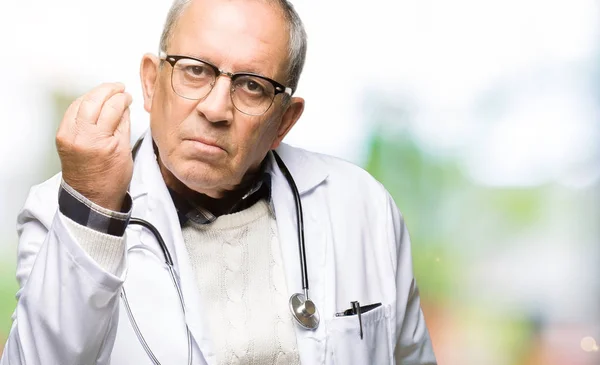 Bonito Médico Sênior Vestindo Casaco Médico Fazendo Gesto Italiano Com — Fotografia de Stock