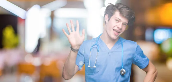 Junger Arzt Uniform Über Isoliertem Hintergrund Der Auf Fröhliches Hallo — Stockfoto