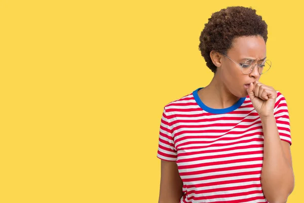 Hermosa Mujer Afroamericana Joven Con Gafas Sobre Fondo Aislado Sintiéndose —  Fotos de Stock