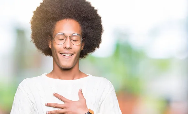 Americký Mladík Afro Vlasy Nosí Brýle Úsměvem Smíchy Těžké Nahlas — Stock fotografie
