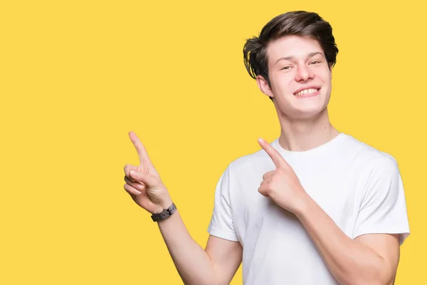 Jovem Bonitão Vestindo Camiseta Branca Casual Sobre Fundo Isolado Sorrindo — Fotografia de Stock