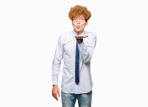 Joven Hombre Negocios Guapo Con Gafas Afro Mirando Cámara Soplando —  Fotos de Stock