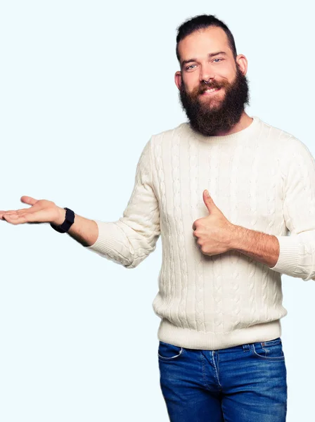 Homem Jovem Hipster Vestindo Camisola Inverno Mostrando Palma Mão Fazendo — Fotografia de Stock