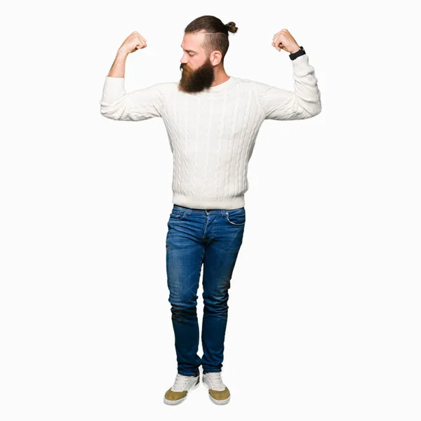 Joven Hombre Hipster Con Suéter Invierno Mostrando Los Músculos Los —  Fotos de Stock