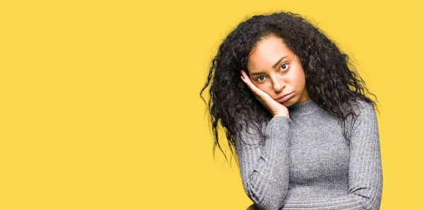 Giovane Bella Ragazza Con Capelli Ricci Pensando Cercando Stanco Annoiato — Foto Stock