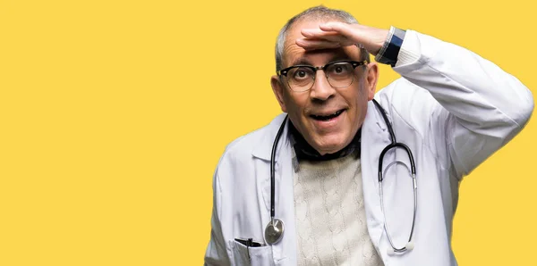 Przystojny Doktor Starszy Człowiek Sobie Medycznych Płaszcz Bardzo Szczęśliwa Uśmiechnięta — Zdjęcie stockowe