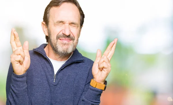 Hombre Guapo Mediana Edad Con Suéter Sonriendo Cruzando Los Dedos — Foto de Stock